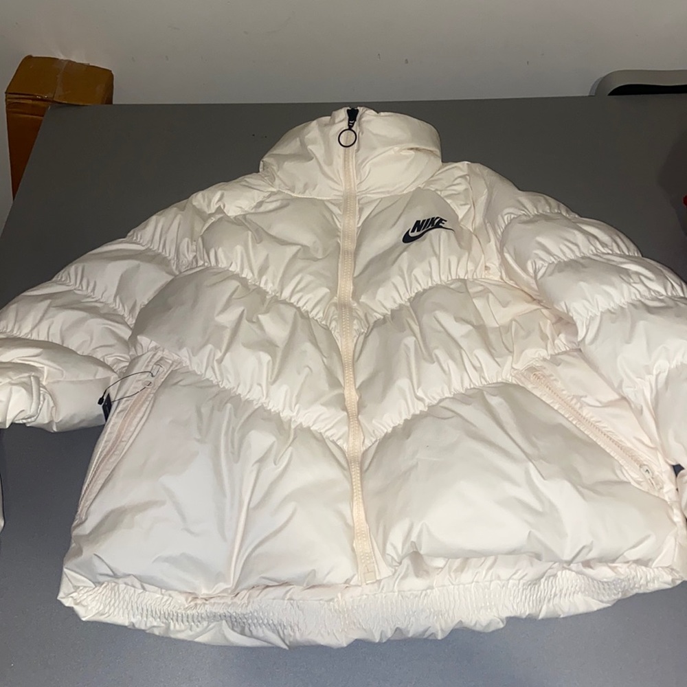 Brand new white Nike puffer jacket! I’m open to offers💕